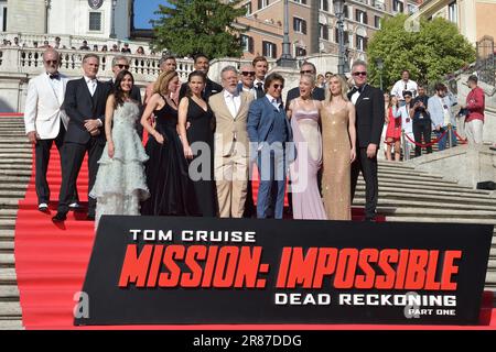 ROMA, ITALIA - GIUGNO 19: Attore britannico Cary Elwes, attore canadese Henry Czerny, attore statunitense Esai Morales, attore statunitense Greg Tarzan Davis, attore britannico Simon Pegg, attore britannico Frederick Schmidt, attore statunitense Shea Whigham (dalla prima fila) attrice cubana, italiana e statunitense Mariela Garriga, attrice svedese Rebecca Ferguson, L'attrice britannico-americana Hayley Atwell, il regista statunitense Christopher McQuarrie, il produttore e attore statunitense Tom Cruise, l'attrice francese Pom Klementieff e l'attrice britannica Vanessa Kirby si posano sulla scena spagnola davanti alla prima parte del film "Mission: Impossible - Dead Reckoning Part i" a Roma, ON Foto Stock