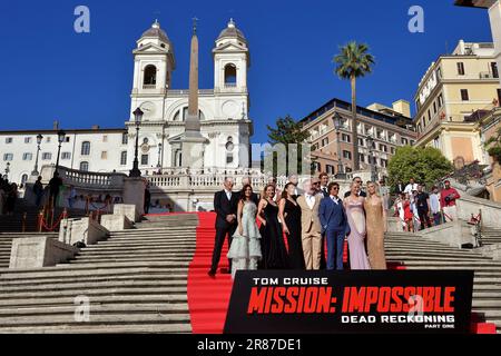 ROMA, ITALIA - 19 GIUGNO: Attore britannico Cary Elwes, attore canadese Henry Czerny, attore statunitense Esai Morales, attore statunitense Greg Tarzan Davis, attore britannico Simon Pegg, attore britannico Frederick Schmidt, attore statunitense Shea Whigham (dalla prima fila) attrice cubana, italiana e statunitense Mariela Garriga, attrice svedese Rebecca Ferguson, L'attrice britannico-americana Hayley Atwell, il regista statunitense Christopher McQuarrie, il produttore e attore statunitense Tom Cruise, l'attrice francese Pom Klementieff e l'attrice britannica Vanessa Kirby si posano sulla scena spagnola davanti alla prima del film "Mission: Impossible - Dead Reckoning Part i" a Roma, su J Foto Stock