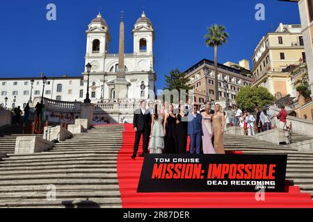 ROMA, ITALIA - GIUGNO 19: Attore britannico Cary Elwes, attore canadese Henry Czerny, attore statunitense Esai Morales, attore statunitense Greg Tarzan Davis, attore britannico Simon Pegg, attore britannico Frederick Schmidt, attore statunitense Shea Whigham (dalla prima fila) attrice cubana, italiana e statunitense Mariela Garriga, attrice svedese Rebecca Ferguson, L'attrice britannico-americana Hayley Atwell, il regista statunitense Christopher McQuarrie, il produttore e attore statunitense Tom Cruise, l'attrice francese Pom Klementieff e l'attrice britannica Vanessa Kirby si posano sulla scena spagnola davanti alla prima parte del film "Mission: Impossible - Dead Reckoning Part i" a Roma, ON Foto Stock