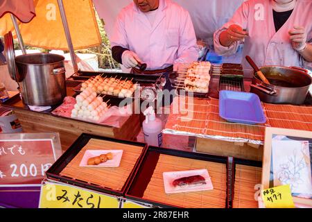 Chiosco di cibo giapponese e chef che cucina e serve palle di polpo Takoyaki, al tempio Sensoji ad Asakusa, Tokyo, Giappone, Asia 2023 Foto Stock