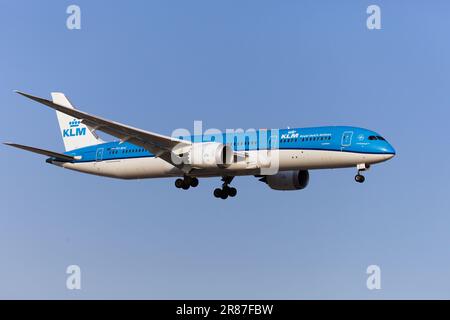 KLM Boeing 787-900, PH-BHC, atterraggio all'aeroporto Pearson di Toronto Foto Stock