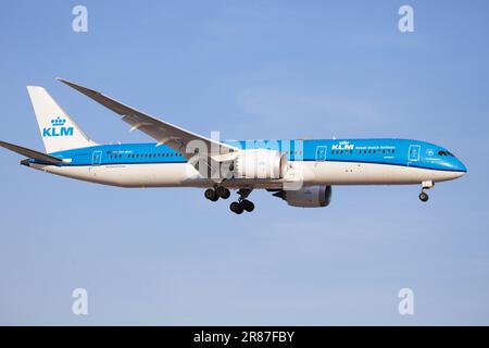 KLM Boeing 787-900, PH-BHC, atterraggio all'aeroporto Pearson di Toronto Foto Stock