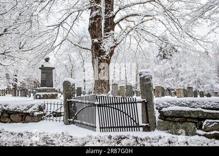 Il cimitero superiore di Phillipston, Massachusetts, dopo una tempesta di neve Foto Stock