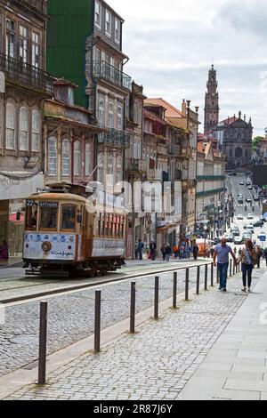 Porto, Portogallo - 03 2018 giugno: Tram nella strada di Porto con la chiesa dietro. Foto Stock