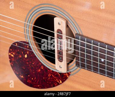 primo piano scatto di suono chitarra acustica buca tipo pickup . realizzato in legno, fuoco selettivo Foto Stock