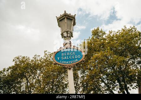 Segnale stradale tipico a Bilbao. Foto di alta qualità Foto Stock