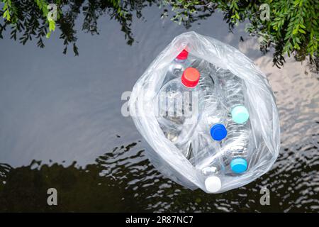 Bottiglie di plastica che galleggiano sulla superficie dell'acqua. Vista dall'alto. Concetto di inquinamento o rifiuti. Foto Stock