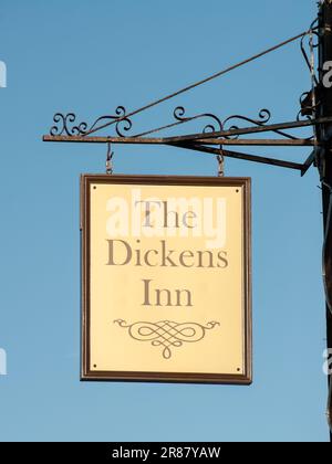 LONDRA, Regno Unito - 03 GENNAIO 2010: Cartello all'esterno del Dickens Inn a St Katherine Docks isolato contro il cielo blu Foto Stock