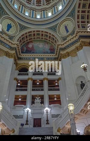 Harrisburg, Vereinigte Staaten. 23rd ago, 2022. Interno della rotonda del Campidoglio della Pennsylvania che mostra la scala a Harrisburg, Pennsylvania, martedì 23 agosto 2022. Credit: Ron Sachs/CNP/dpa/Alamy Live News Foto Stock