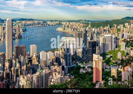 Vista diurna dello skyline di Hong Kong, del Victoria Harbour e della Kowloon Bay da Lugard Road, Victoria Peak, Hong Kong Island. Foto Stock