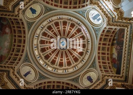 Harrisburg, Vereinigte Staaten. 23rd ago, 2022. Interno della Rotunda guardando verso la cupola del Campidoglio dello Stato della Pennsylvania ad Harrisburg, Pennsylvania, martedì 23 agosto 2022. Credit: Ron Sachs/CNP/dpa/Alamy Live News Foto Stock