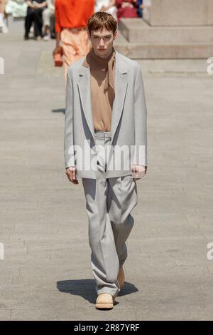 Milano, Italia. 19th giugno, 2023. ZEGNA Primavera Estate 2024 Runway durante la settimana della Moda di Milano il 2023 giugno - Milano; Italia 19/06/2023 Credit: dpa/Alamy Live News Foto Stock