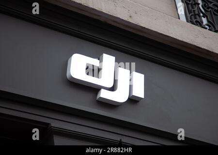 Bordeaux , Aquitaine Francia - 06 06 2023 : il marchio dji con il logo e l'insegna testuale sul negozio di facciate produce droni quadrocopter e stabilizzatori Foto Stock