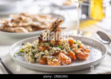 Risotto di gamberi e zucchine in stile italiano con gamberi decorativi. Foto Stock