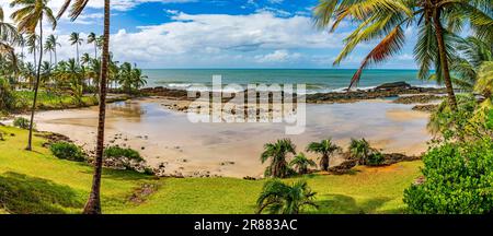 Immagine panoramica di Prainha, una piccola spiaggia deserta circondata da palme da cocco a Serra Grande, sulla costa meridionale dello stato di Bahia Foto Stock