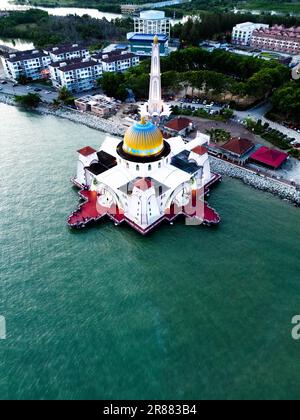 Una vista aerea della Moschea dello stretto di Malacca nella città di Malacca, Malesia. Foto Stock