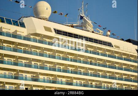 Nave da crociera Costa Serena nel porto di Savona, vista delle cabine esterne Foto Stock