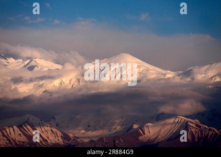 Picco di neve nella parte settentrionale dei Monti Pamir vicino a Sary Tash Kirghizstan Foto Stock