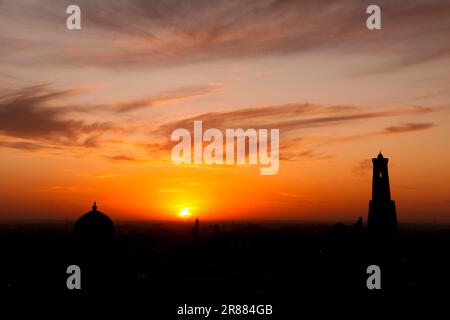 Tramonto sulla città vecchia di Khiva Uzbekistan Foto Stock