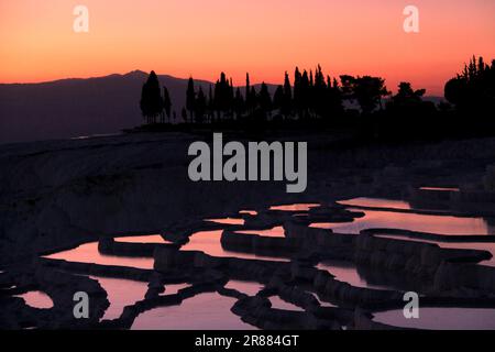 Poco dopo il tramonto presso le terrazze sinterizzato di Pamukkale Turchia Foto Stock