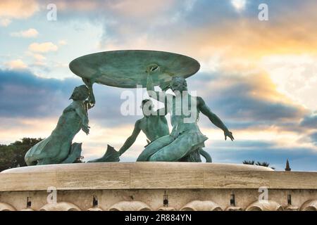 La fontana Triton appena fuori la porta della città di la Valletta, Malta Foto Stock