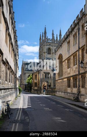 Merton Street nel centro storico di Oxford, il Corpus Christi College sulla destra, il campanile della cappella del Merton College dietro, Oxford, Oxfordshire Foto Stock