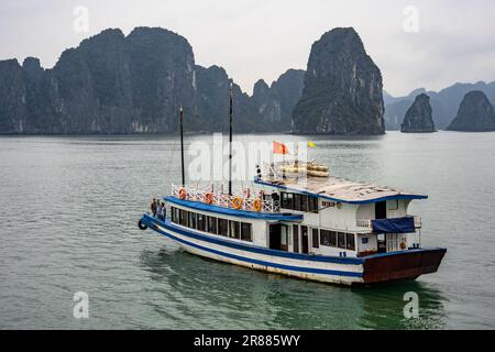 Una vista aerea di una nave da crociera che naviga attraverso la Baia di ha Long in Vietnam, Asia sudorientale Foto Stock