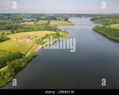 Veduta aerea del serbatoio dell'acqua di Bewl e del centro di sport acquatici nel Kent Foto Stock