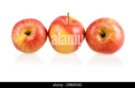 Tre mele rosse mature isolate su sfondo bianco Foto Stock