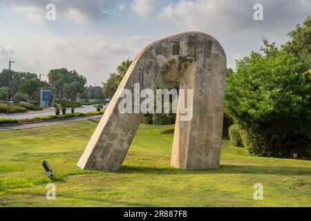 Cesarea, Israele - 4th agosto 2022: La scultura ambientale 'Caesarea Gate' di Yael Artsi, su un prato centrale a Cesarea, Israele. Foto Stock