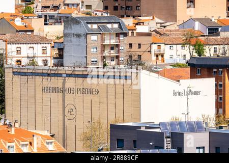 Zamora, Spagna - 7 aprile 2023: Vecchia fabbrica di farina Los Pisones nel centro della città. Chiuso di recente Foto Stock