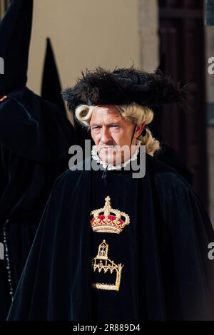 Zamora, Spagna - 7 aprile 2023: Le persone vestite in costumi tradizionali pasquali durante le processioni della settimana Santa Foto Stock