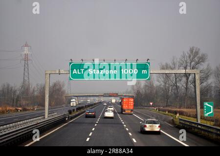 Autostrada italiana vicino a Milano, autostrada a pedaggio, Alt Statione Foto Stock