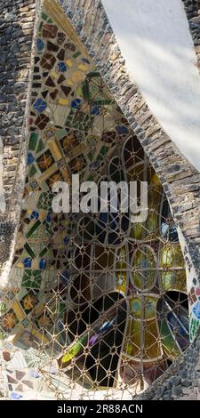 Chiesa, Antonio, Gueell, vetrate, Colonia Guell, Architetto Antoni Gaudi, Santa Coloma de Cervello, Barcellona, Catalogna, Spagna Foto Stock