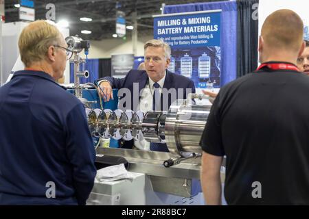 Novi, Michigan, il Battery Show e l'Electric and Hybrid Vehicle Technology Expo. L'evento annuale porta migliaia di persone a conoscere e. Foto Stock