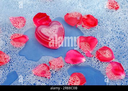 Petali di rosessoap e fiori, acqua con schiuma, sapone, petali di fiori Foto Stock