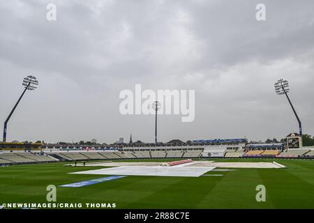 Una visione generale di Edgbaston come forti cadute di pioggia e pozze d'acqua sul bordo delle coperture davanti al LV= assicurazione Ashes prima prova Serie Day 5 Inghilterra / Australia a Edgbaston, Birmingham, Regno Unito, 20th giugno 2023 (Foto di Craig Thomas/News Images) Foto Stock