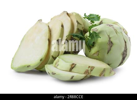 Cavolo di kohlrabi tagliato fresco su fondo bianco Foto Stock