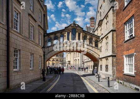 Lo storico Bridge of Sigh, Bridge of Sosphs nel centro storico di Oxford, Oxfordshire Inghilterra, Regno Unito Foto Stock