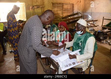 Bamako, Mali. 18th giugno, 2023. La gente sta per votare in un centro di voto a Bamako, capitale del Mali, il 18 giugno 2023. Il voto per il referendum costituzionale è iniziato domenica mattina in Mali. I risultati provvisori dovrebbero essere annunciati entro 72 ore. Le elezioni presidenziali del Mali sono previste per febbraio 2024. Credit: Habib Kouyate/Xinhua/Alamy Live News Foto Stock