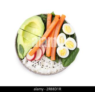 Deliziosa ciotola di poke con basilico, uova, avocado e verdure isolate su bianco, vista dall'alto Foto Stock