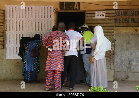 Bamako, Mali. 18th giugno, 2023. Le persone si riuniscono di fronte a un centro di voto a Bamako, capitale del Mali, il 18 giugno 2023. Il voto per il referendum costituzionale è iniziato domenica mattina in Mali. I risultati provvisori dovrebbero essere annunciati entro 72 ore. Le elezioni presidenziali del Mali sono previste per febbraio 2024. Credit: Habib Kouyate/Xinhua/Alamy Live News Foto Stock