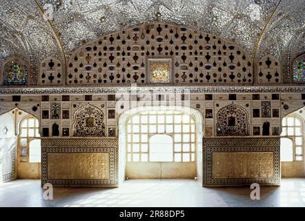 Jai Mandir o Sheesh Mahal (Hall of Glory) lavoro in vetro, soffitto e muro costruito da Mirza Raja Jai Singh nel 1639, Amber Fort, Jaipur, Rajasthan Foto Stock