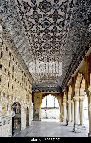 Jai Mandir o Sheesh Mahal (Hall of Glory) lavoro in vetro, soffitto e muro costruito da Mirza Raja Jai Singh nel 1639, Amber Fort, Jaipur, Rajasthan Foto Stock