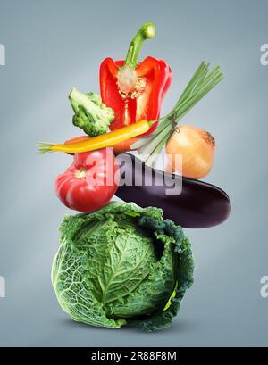 Stack di diverse verdure fresche su sfondo grigio chiaro ardesia Foto Stock