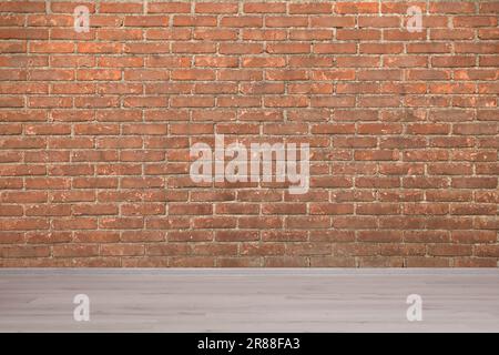 Camera con pareti in mattoni e pavimento in legno Foto Stock