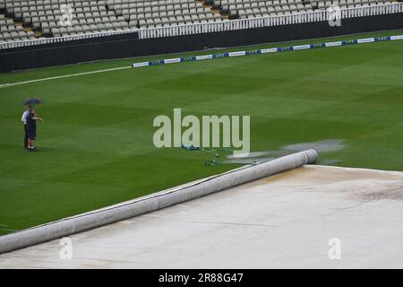 Una visione generale di Edgbaston come forti cadute di pioggia e pozze d'acqua sul bordo delle coperture davanti al LV= assicurazione Ashes primo Test Series Day 5 Inghilterra contro Australia a Edgbaston, Birmingham, Regno Unito, 20th Giugno 2023 (Foto di Craig Thomas/News Images) in , il 6/20/2023. (Foto di Craig Thomas/News Images/Sipa USA) Foto Stock