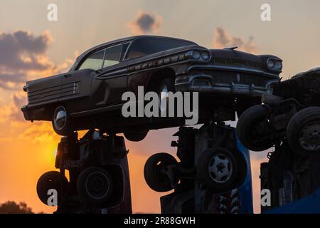 Foto dell'handout non pubblicata da Carhenge Glastobury dell'installazione di Carhenge dell'artista Joe Rush, sul sito del Festival di Glastonbury presso la Worthy Farm di Somerset. Composta da 24 auto d'epoca erette al centro del festival, l'installazione emula l'antica struttura in pietra di Stonehenge. Data di emissione: Martedì 20 giugno 2023. Foto Stock