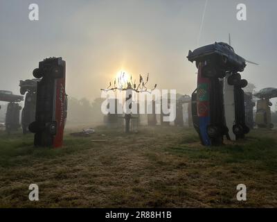 Foto dell'handout non pubblicata da Carhenge Glastobury dell'installazione di Carhenge dell'artista Joe Rush, sul sito del Festival di Glastonbury presso la Worthy Farm di Somerset. Composta da 24 auto d'epoca erette al centro del festival, l'installazione emula l'antica struttura in pietra di Stonehenge. Data di emissione: Martedì 13 giugno 2023. Foto Stock