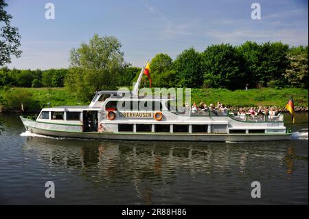 Barca escursione 'Weisse flotte' sulla Ruhr, Muehlheim, Ruhr zona, Nord Reno-Westfalia, Germania Foto Stock